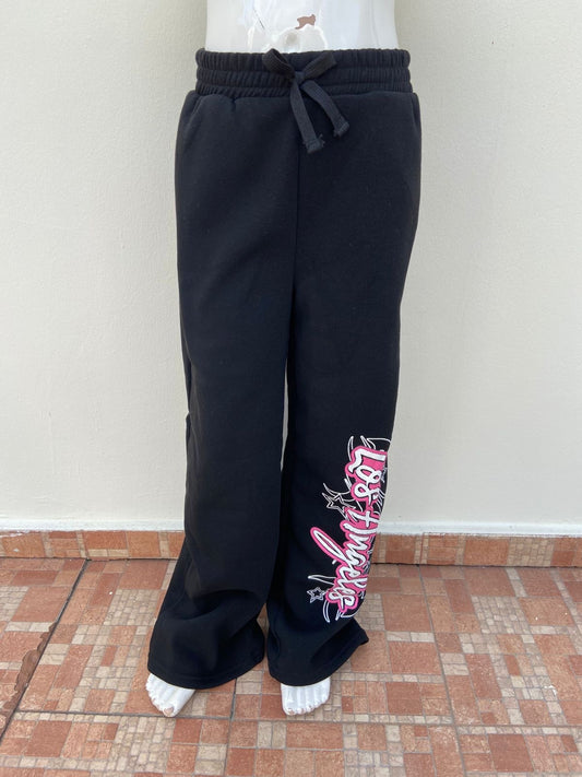 Jogger, negro liso con letras LOS ANGENLES en rosado y blanco.