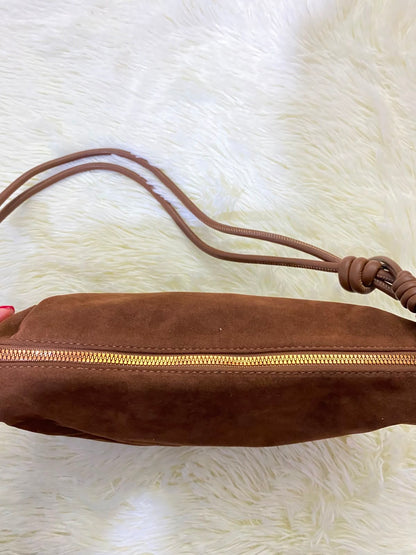 Cartera, marron en terciopelo y nudos en la manga.