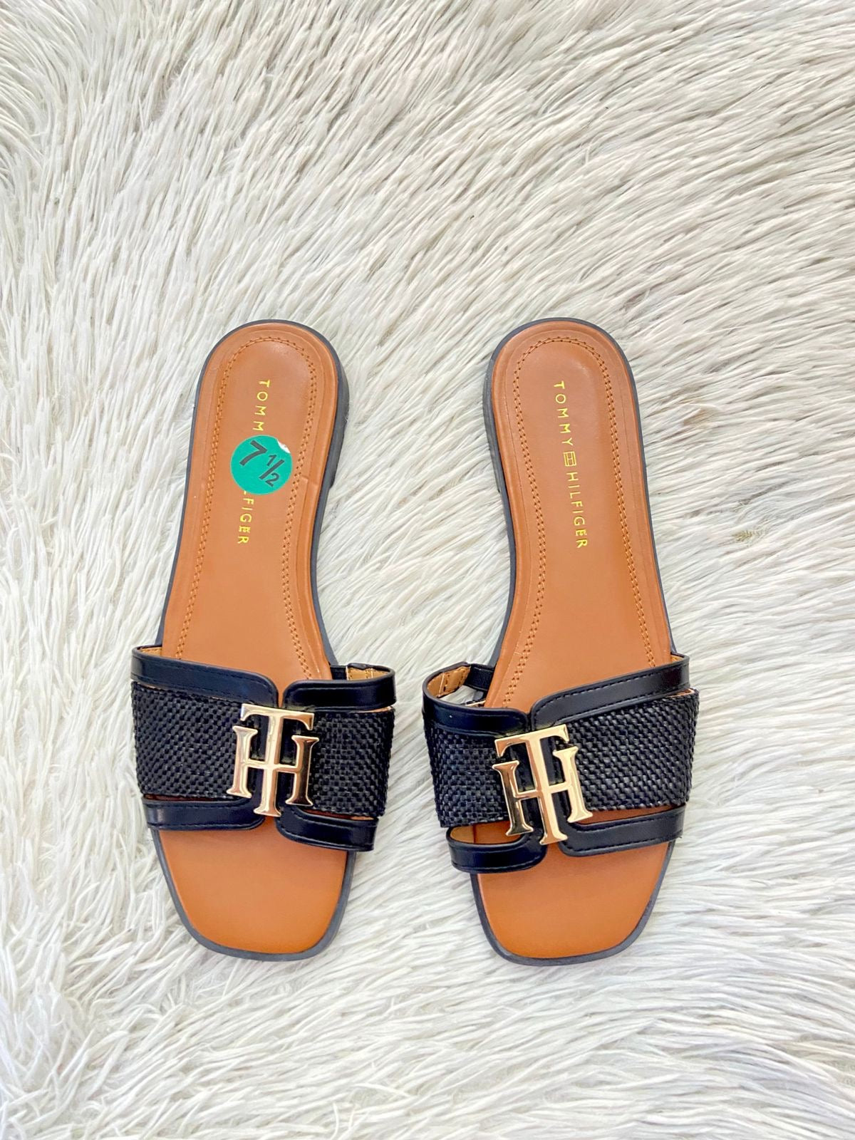 Sandalias Tommy Hilfiger Original en color negro, marron en el interior y placa de la marca en color dorado TH.
