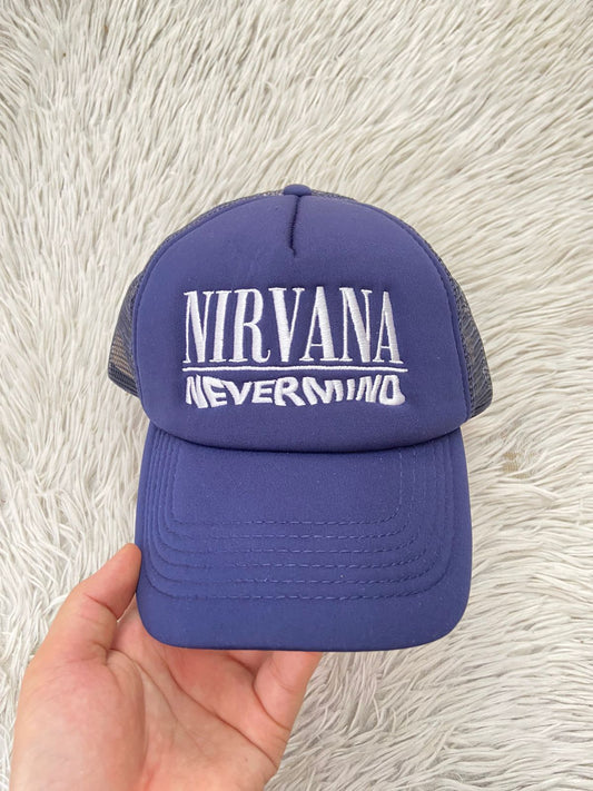 Gorra, azul marino con malla en la parte trasera y letras NIRVANA NEVER MIND en blanco.