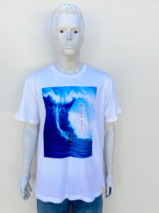 T-shirt OLD NAVY original blanco con estampado de olas del mar en frente.
