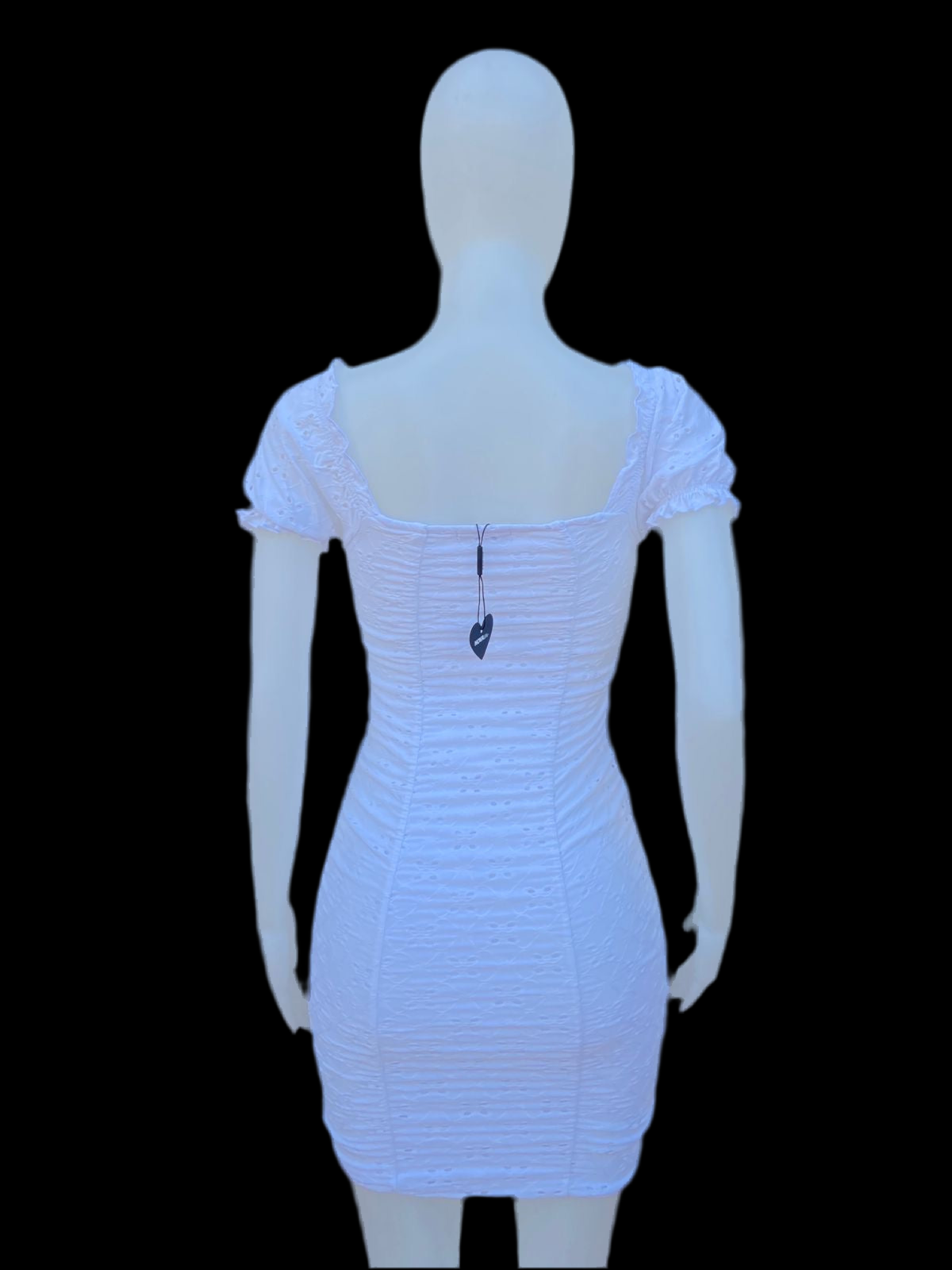 Vestido Fashion Nova original, blanco de encaje con hoyos pequeños.