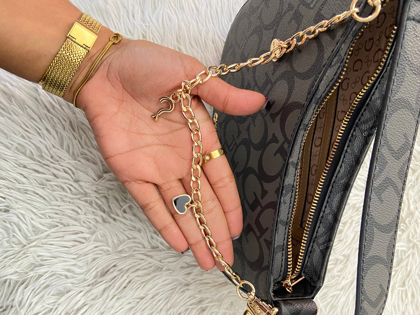 Cartera GUESS original negra con cadena colgante con charms de la marca.