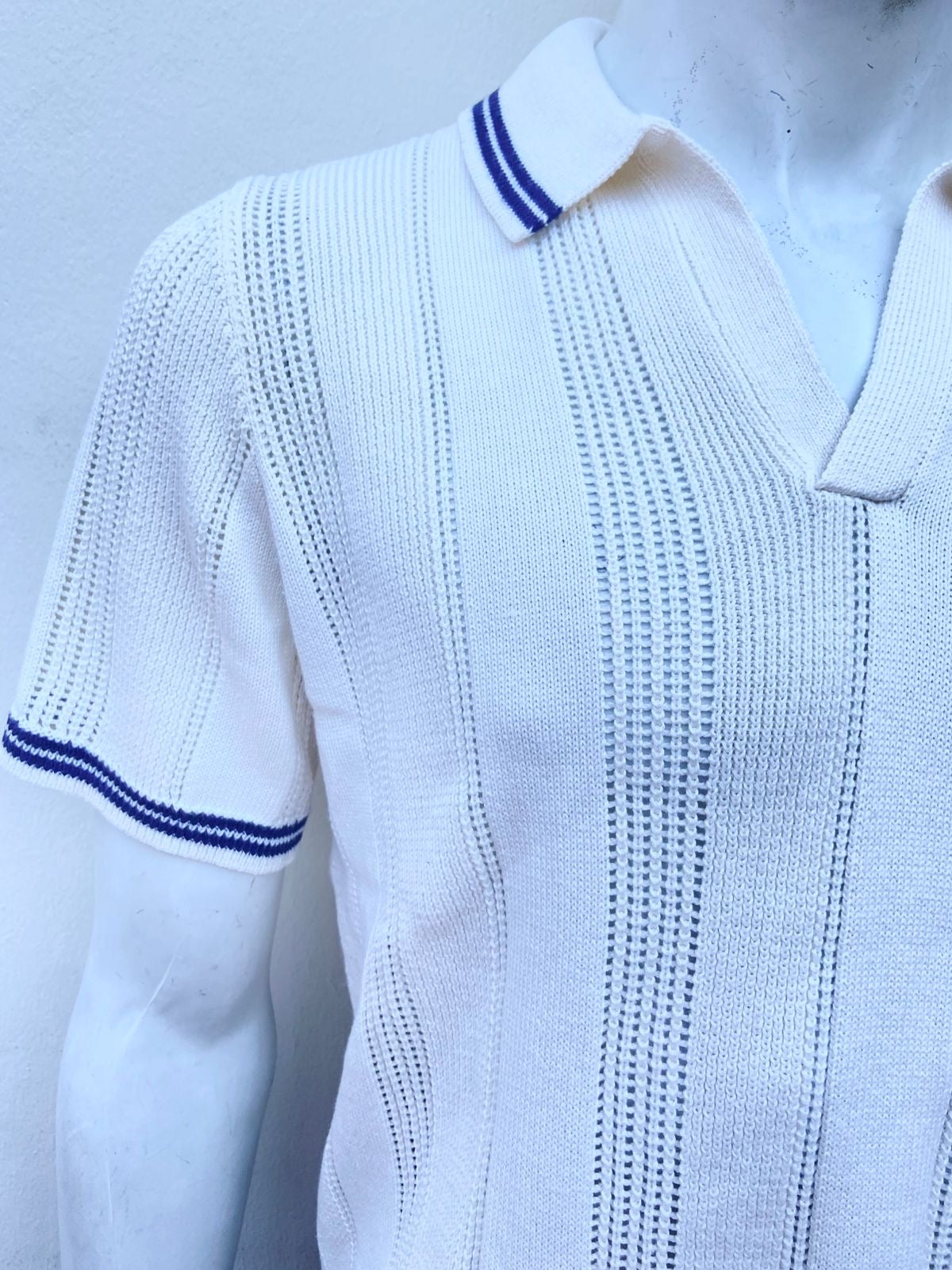 Polocher / Sueter 55% algodón AEROPOSTALE  Original de mayas en color blanco/crema con lineas en el cuello y mangas en color azul marino.