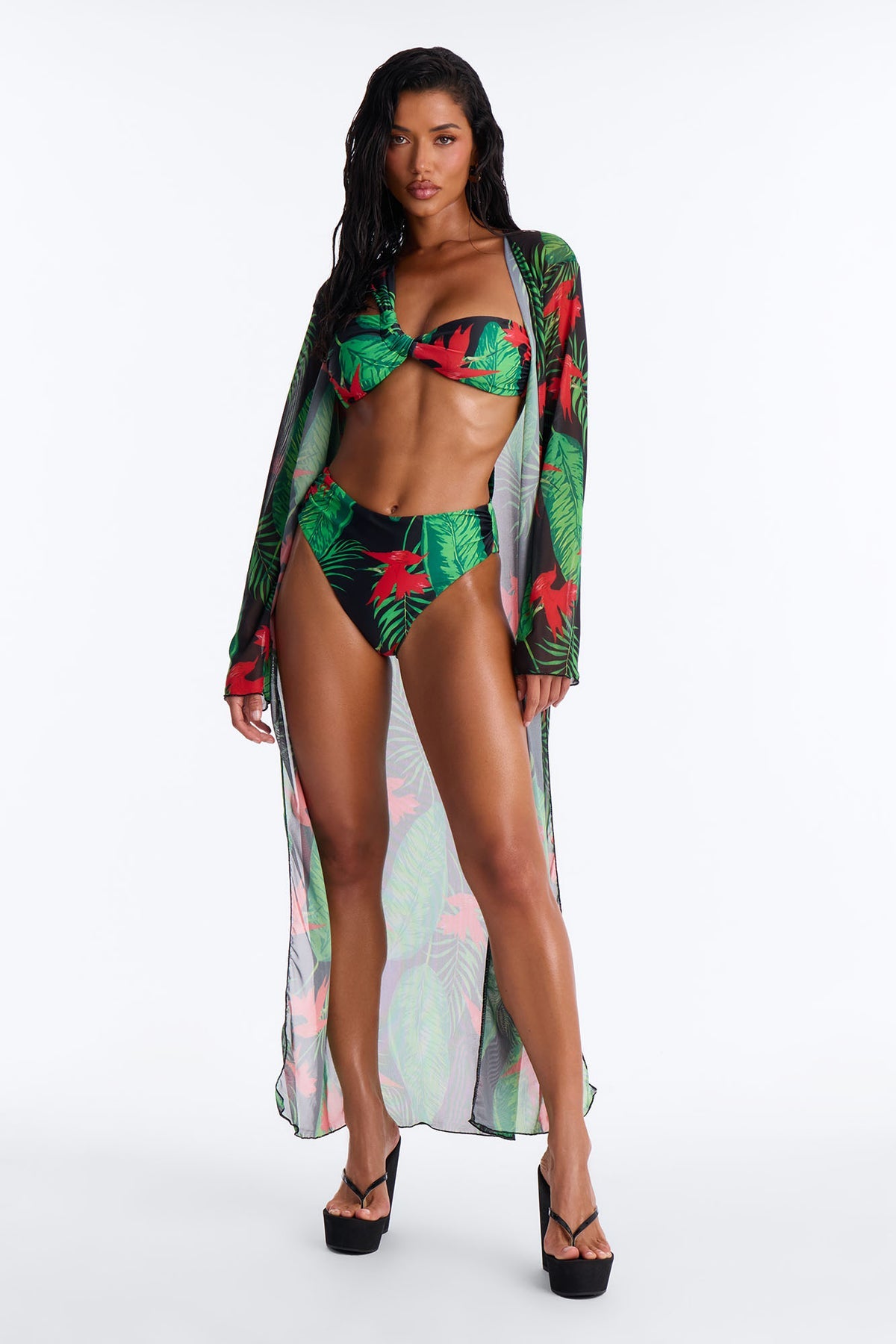 Biquini de 3 piezas en color negro con estampado de paraiso tropical con ramos verdes y rojos.
