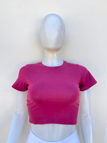 Top en color rojo vino liso con mangas.