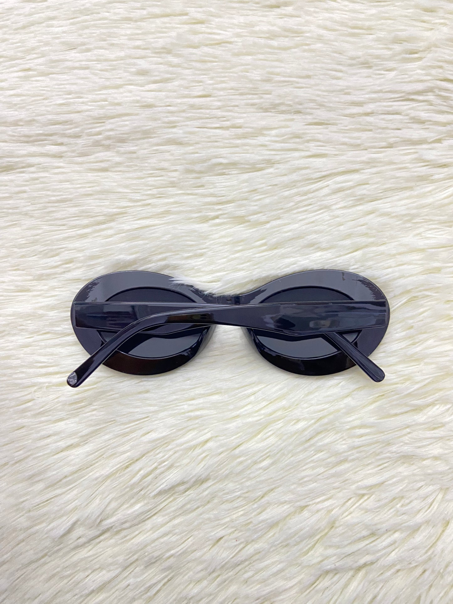 Lentes, negro con micas claras y forma ovalada.