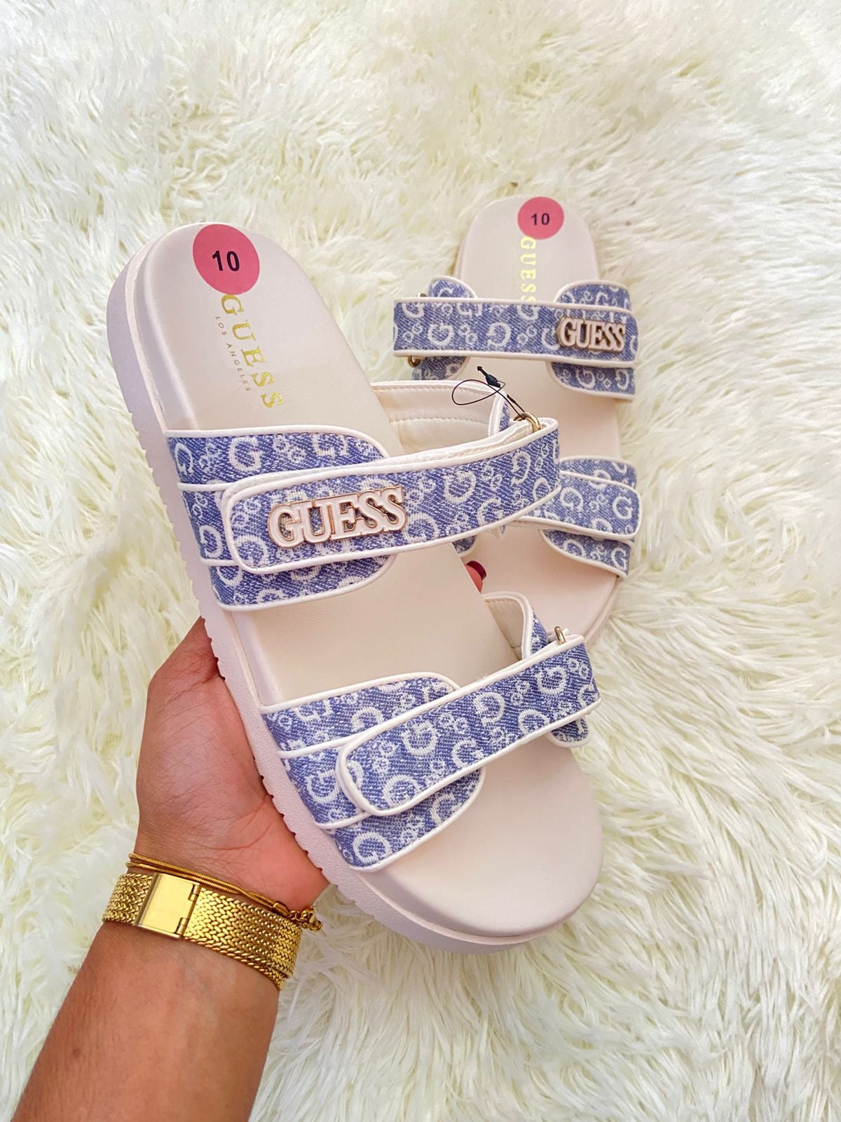 Sandalias GUESS original, crema con azul y letras G y placa de marca al lado, ajustables.