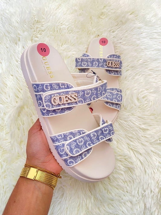Sandalias GUESS original, crema con azul y letras G y placa de marca al lado, ajustables.