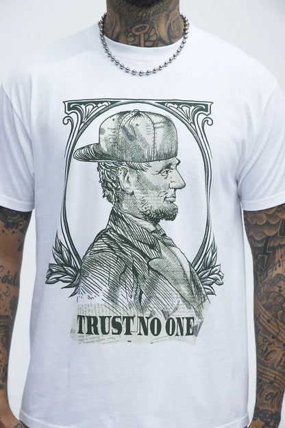 T-shirt, blanco con estampado de hombre en color verde y letras TRUST NO ONE.