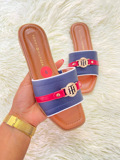 Sandalias TOMMY HILFIGER original, marron con azul marino y rojo más placa en dorado en frente.