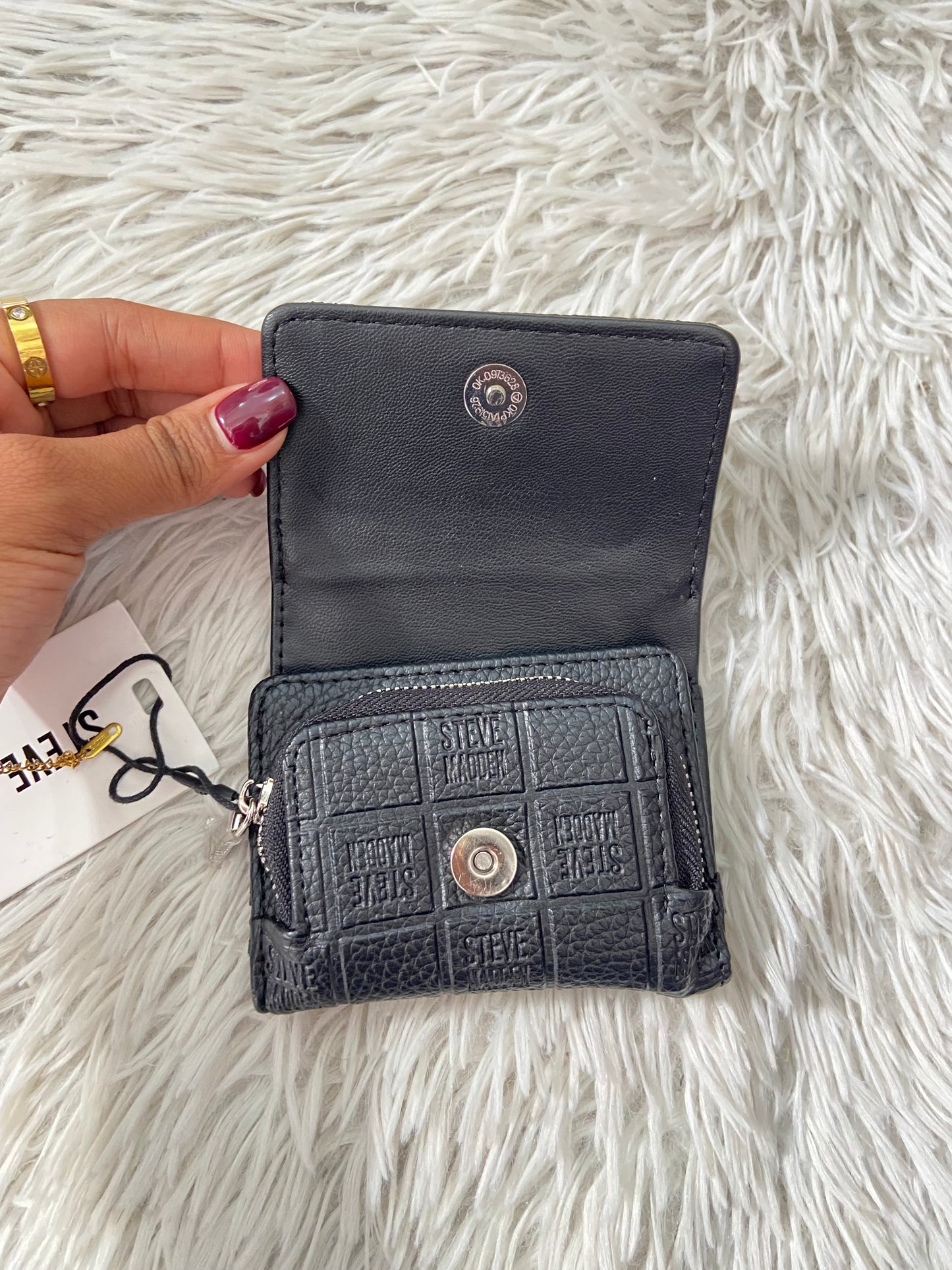 Mini monedero STEVE MADDEN ORIGINAL negro con placa SM en color plateado.