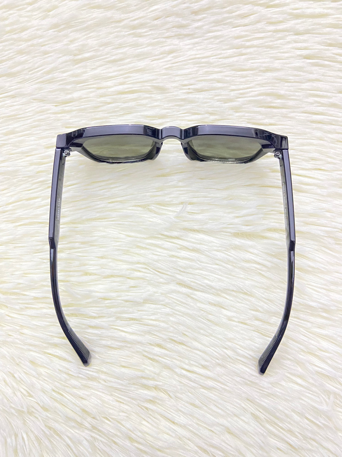 Lentes, negros con micas en color verde oscuro, más protección UV 400.