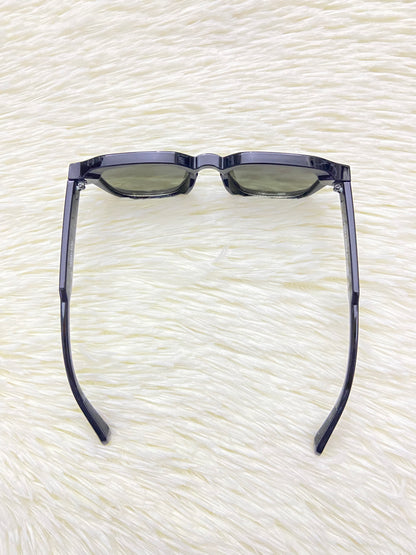 Lentes, negros con micas en color verde oscuro, más protección UV 400.