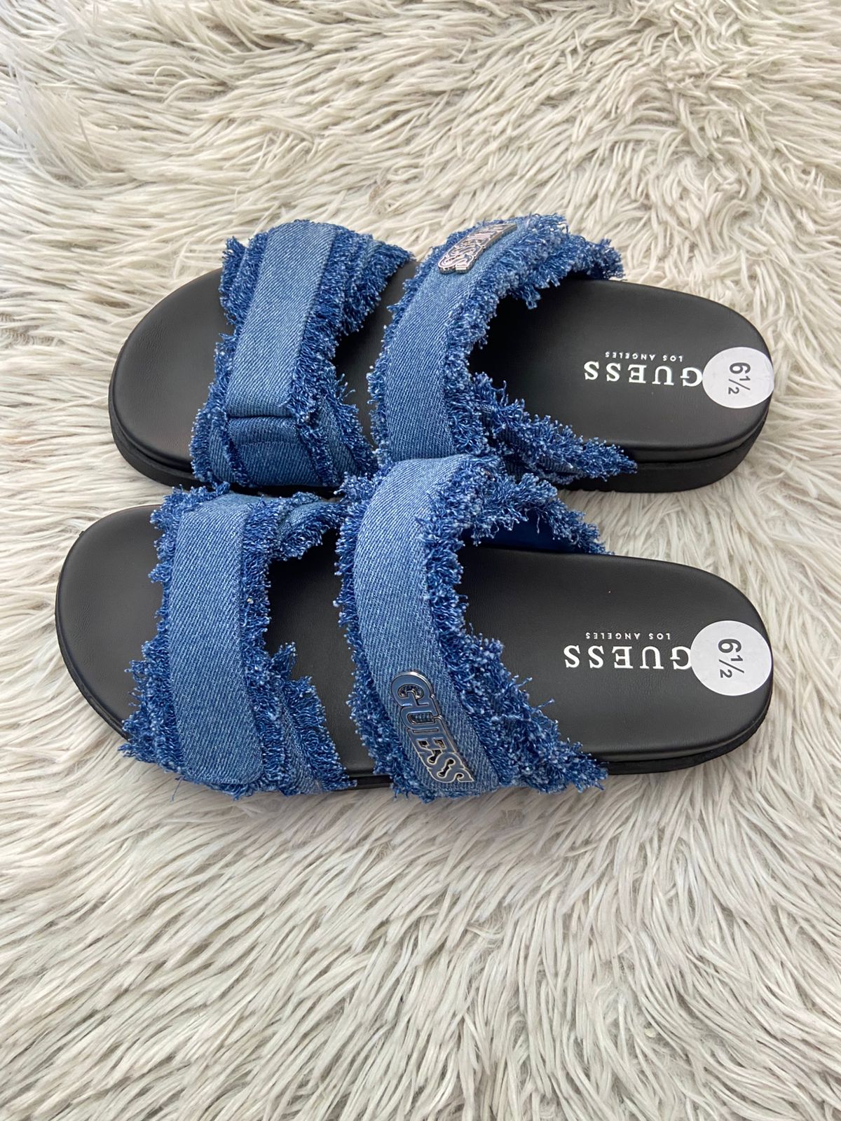 Sandalias GUESS original, negra con azul y tela en Jean con placa GUESS en plateado.