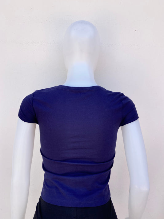 T-shirt Tommy Hilfiger original azul marino con blanco y banda de la marca en frente.