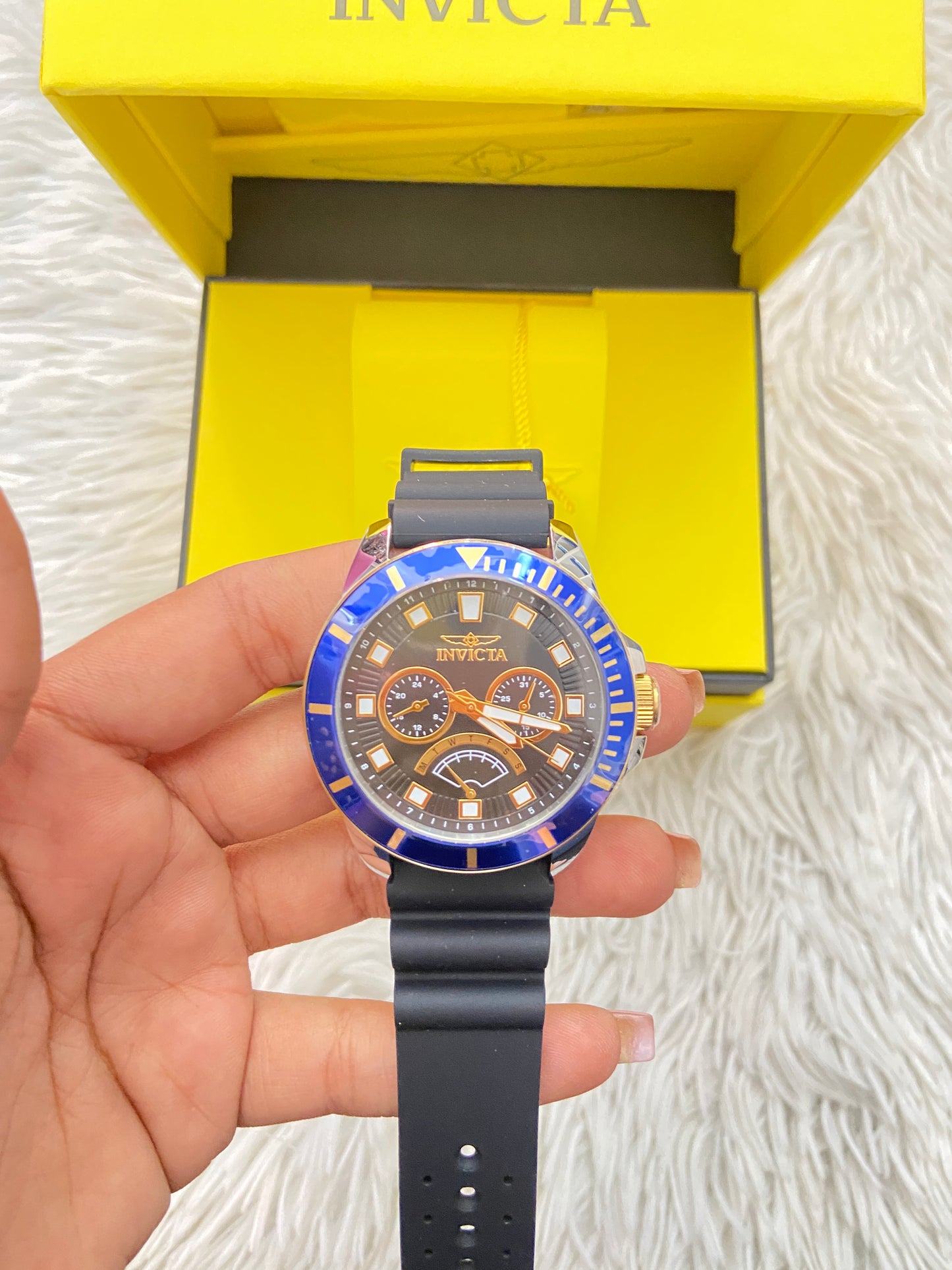 Reloj INVICTA original negro con fondo en azul y detalles dorado.