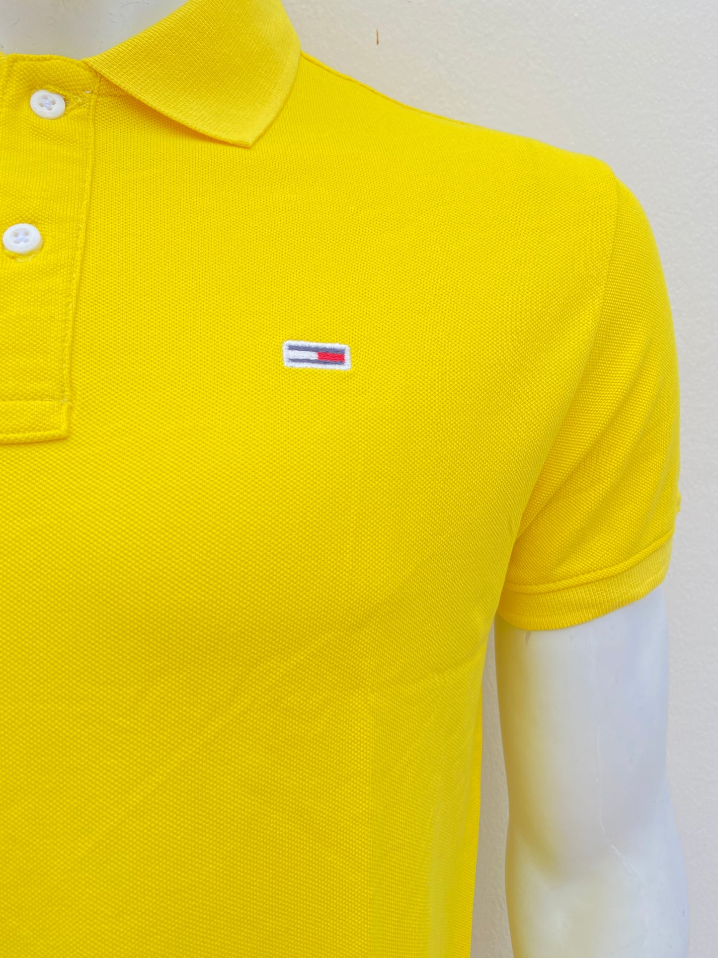 Polocher Tommy Hilfiger original amarillo con pequeño logotipo de la marca.