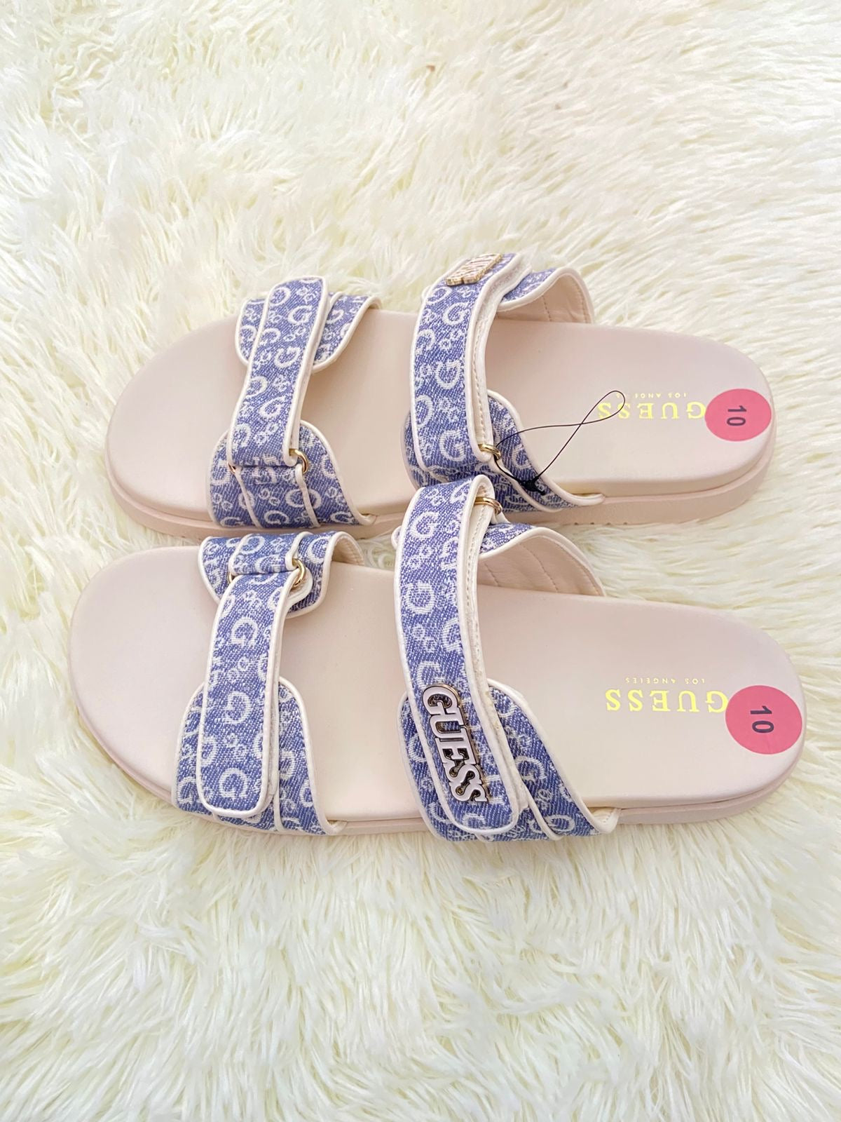Sandalias GUESS original, crema con azul y letras G y placa de marca al lado, ajustables.