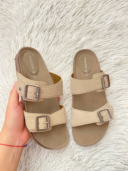 Sandalias MADDEN GIRL Original, en color crema con doble correa y evillas al frente en color plateado.