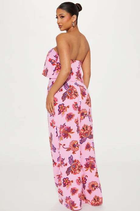 Enterizo, rosado con estampado de flores, strapless.