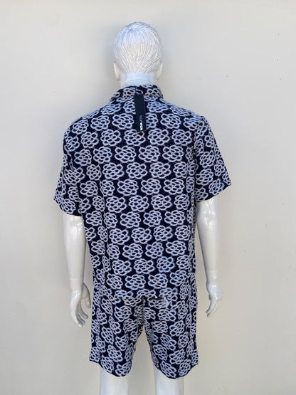 Conjunto, negro con detalles en color blanco camisa y short ajustable.