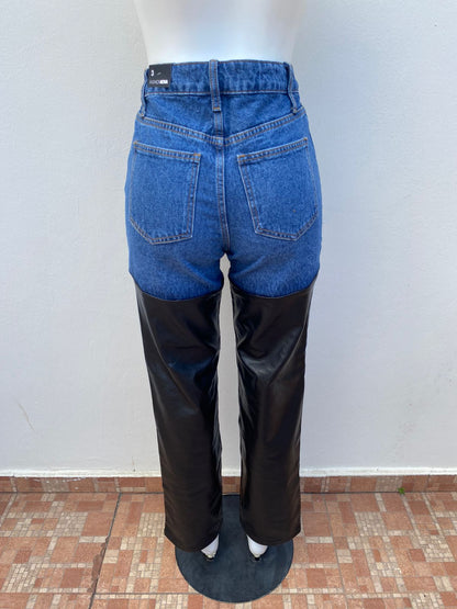 Pantalón Jean azul marino oscuro, mitad en leader.