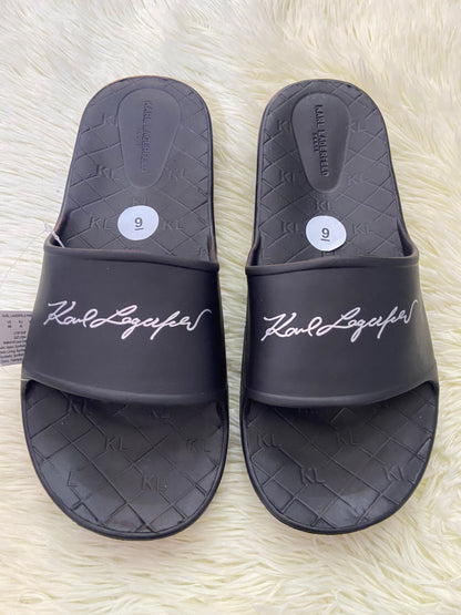Sandalias KARL LAGERFELD original, negra con letras de la marca en cursiva.