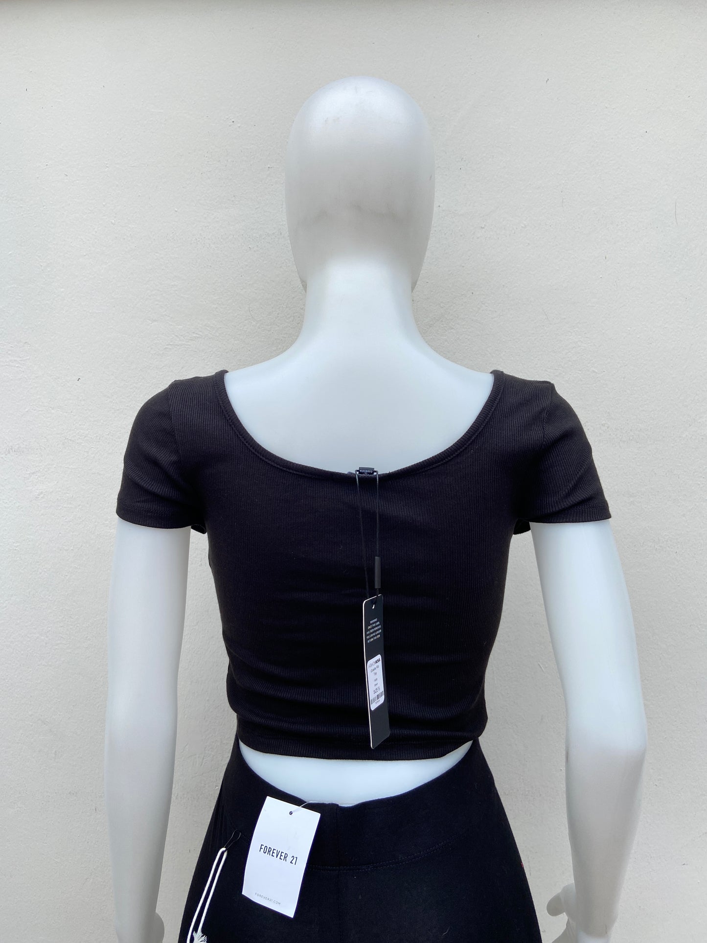 Top, negro con detalles plateado en frente y tela estilo rayas.