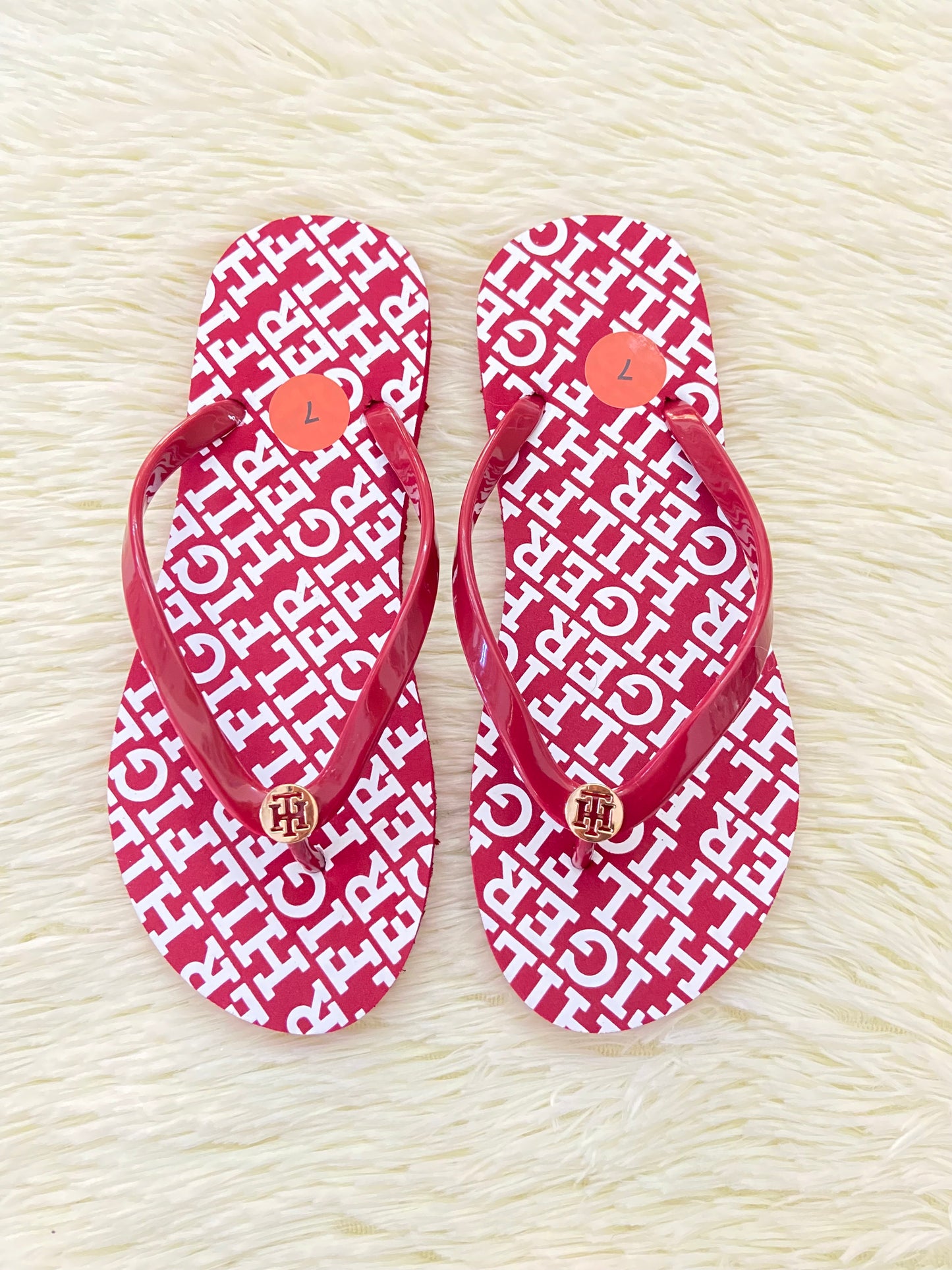 Sandalias TOMMY HILFIGER original, rojo vino con letras HILFIGER en blanco y placa dorada en frente.