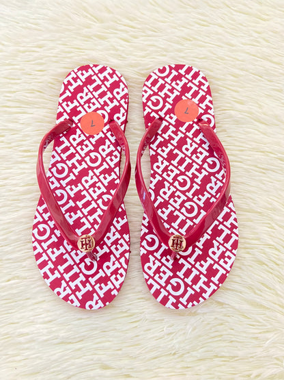 Sandalias TOMMY HILFIGER original, rojo vino con letras HILFIGER en blanco y placa dorada en frente.