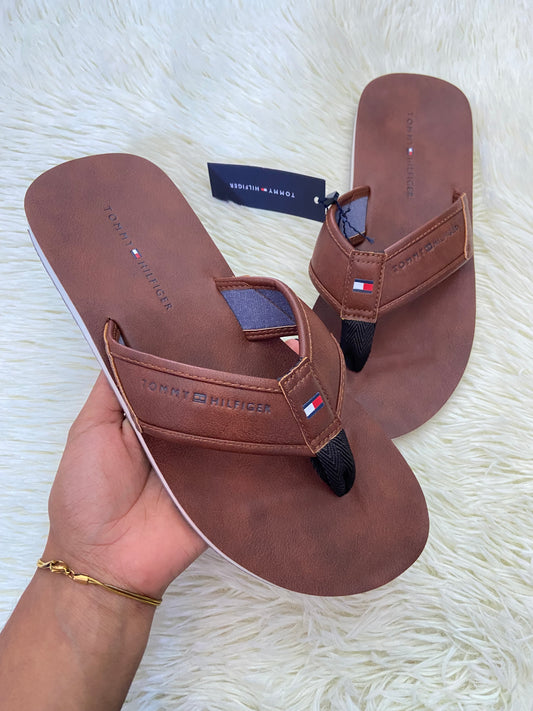 Sandalias TOMMY HILFIGER original, marrones con suela blanca y logotipo de la marca Tommy en frente.