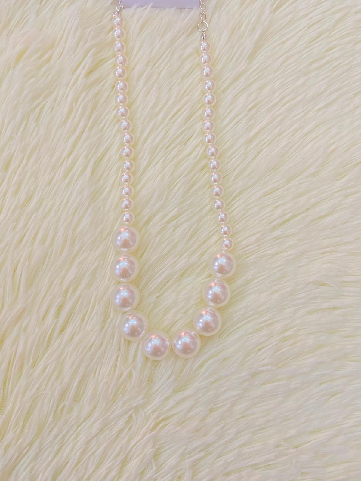 Collar doble de perlas y diamantes en color plateado.