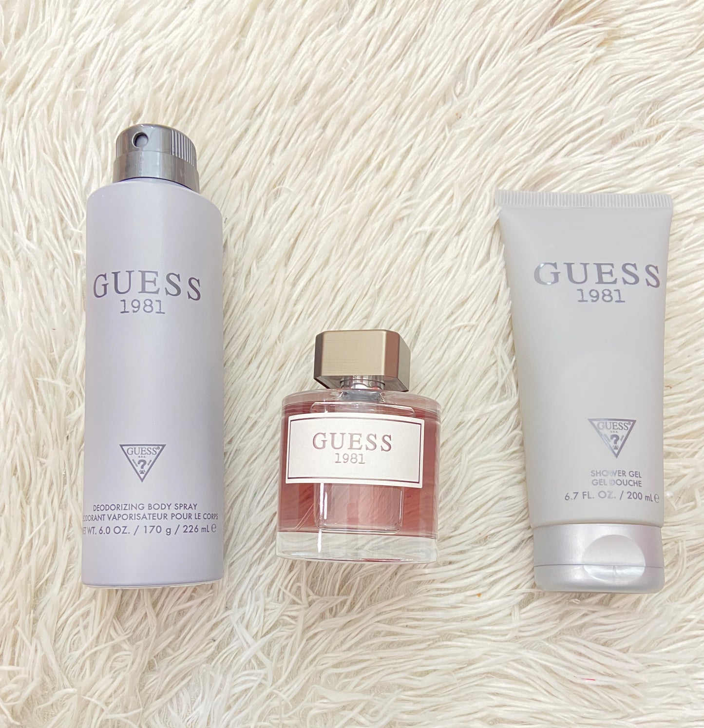 Set Guess 1981 original, de desodorante, gel de baño y perfume.