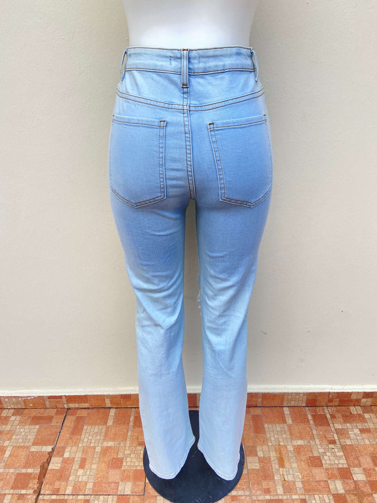 Pantalón Jean Fashion Nova original azul claro con rasgados, campana.