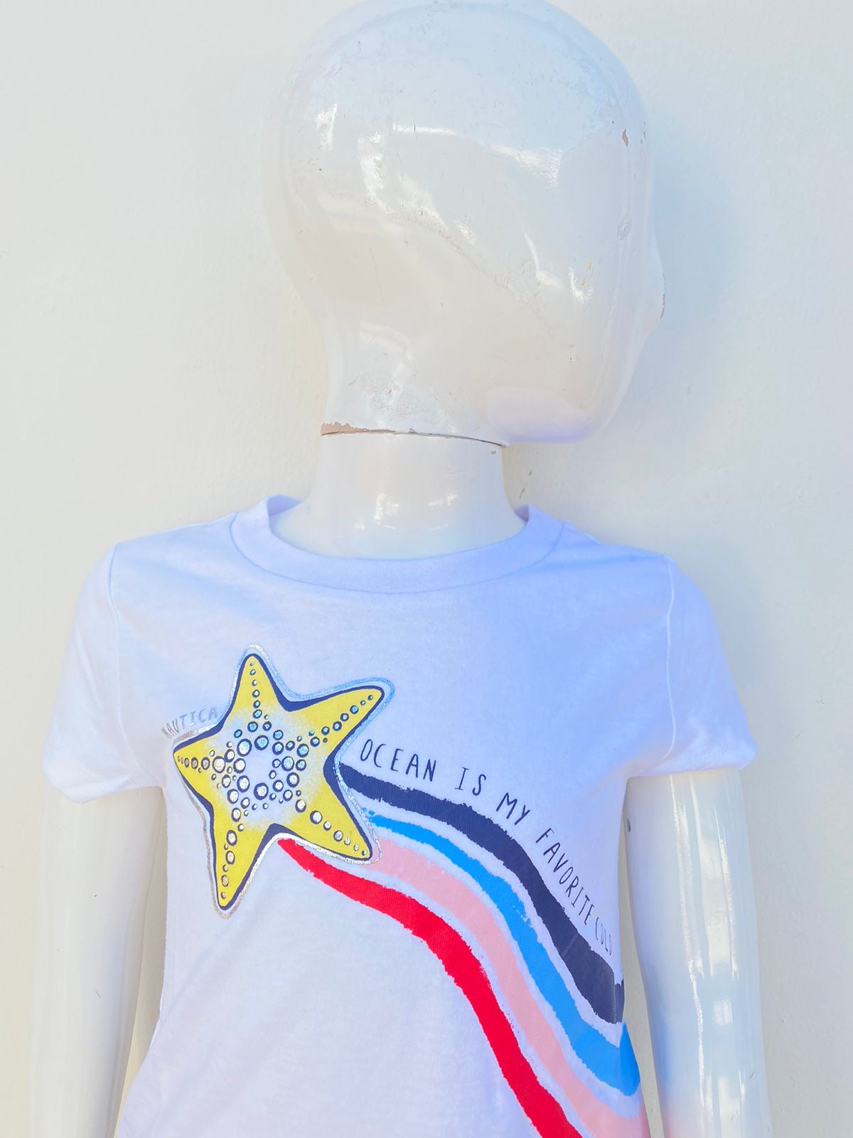 T-shirt Nautica original blanco con estampado de estrella con un arcoíris.