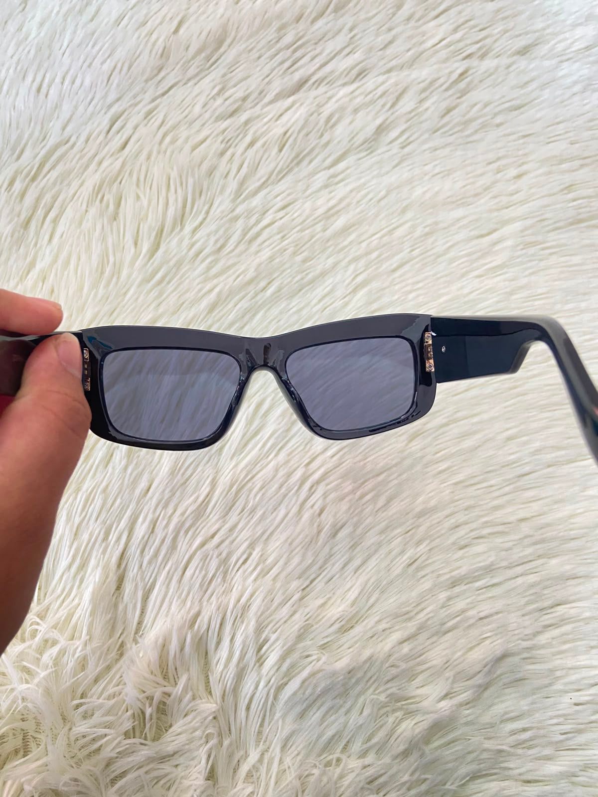 Lentes, negros con micas negra y detalle dorado.