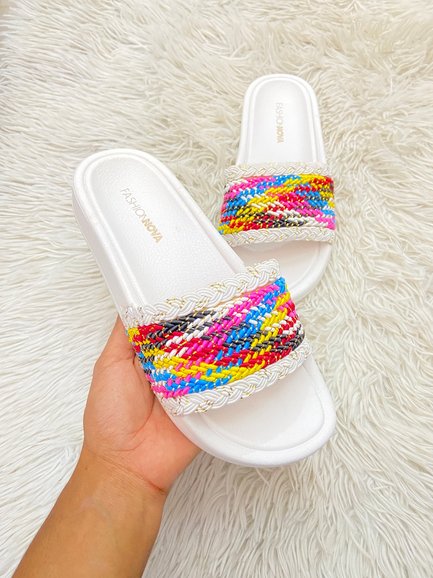 Sandalias, blancas con bordado multicolor y detalles dorados.