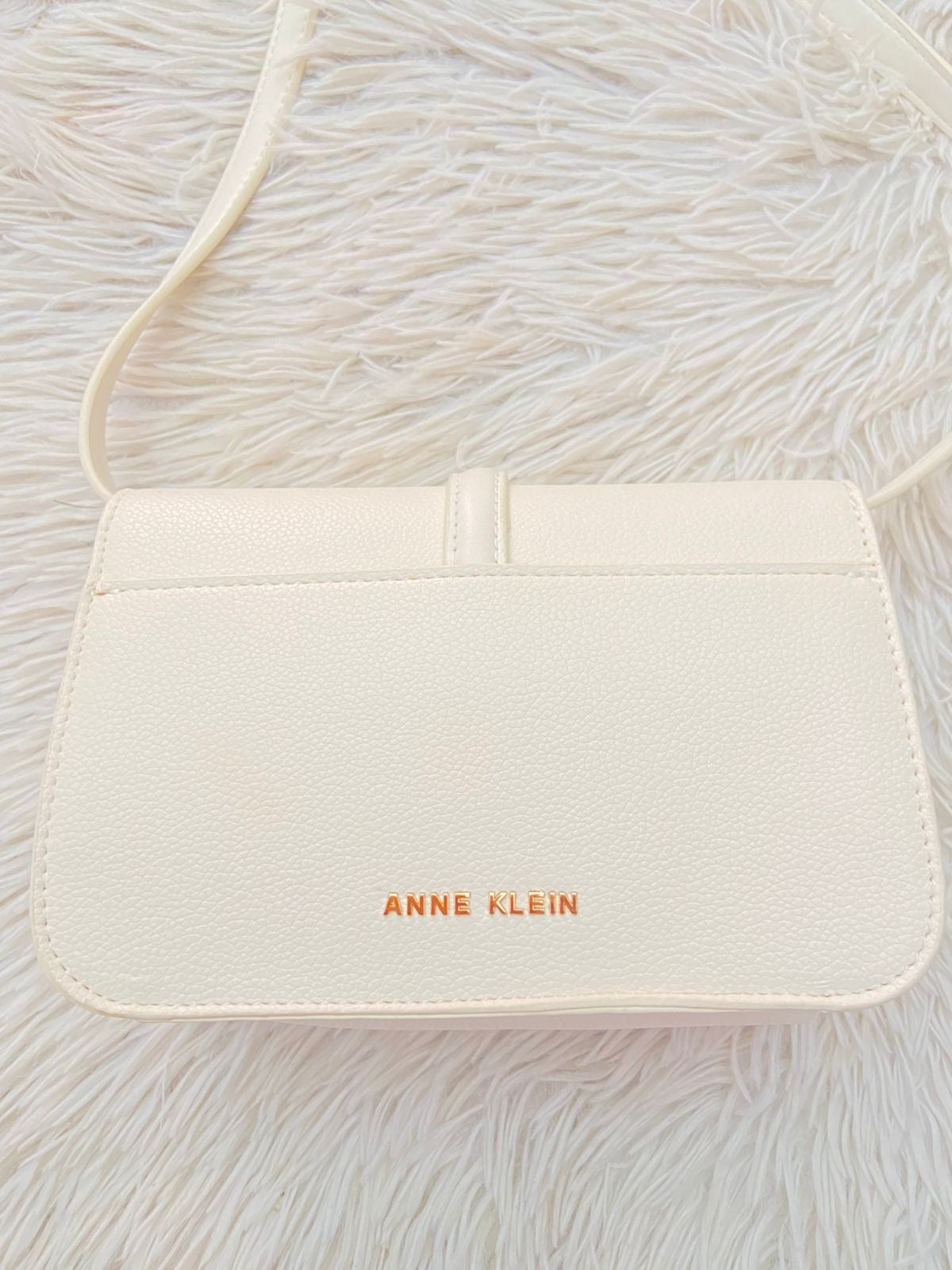 Cartera/ Crossbody ANNE KLEIN original, Blanca con detalles en dorado y letras de la marca atrás.