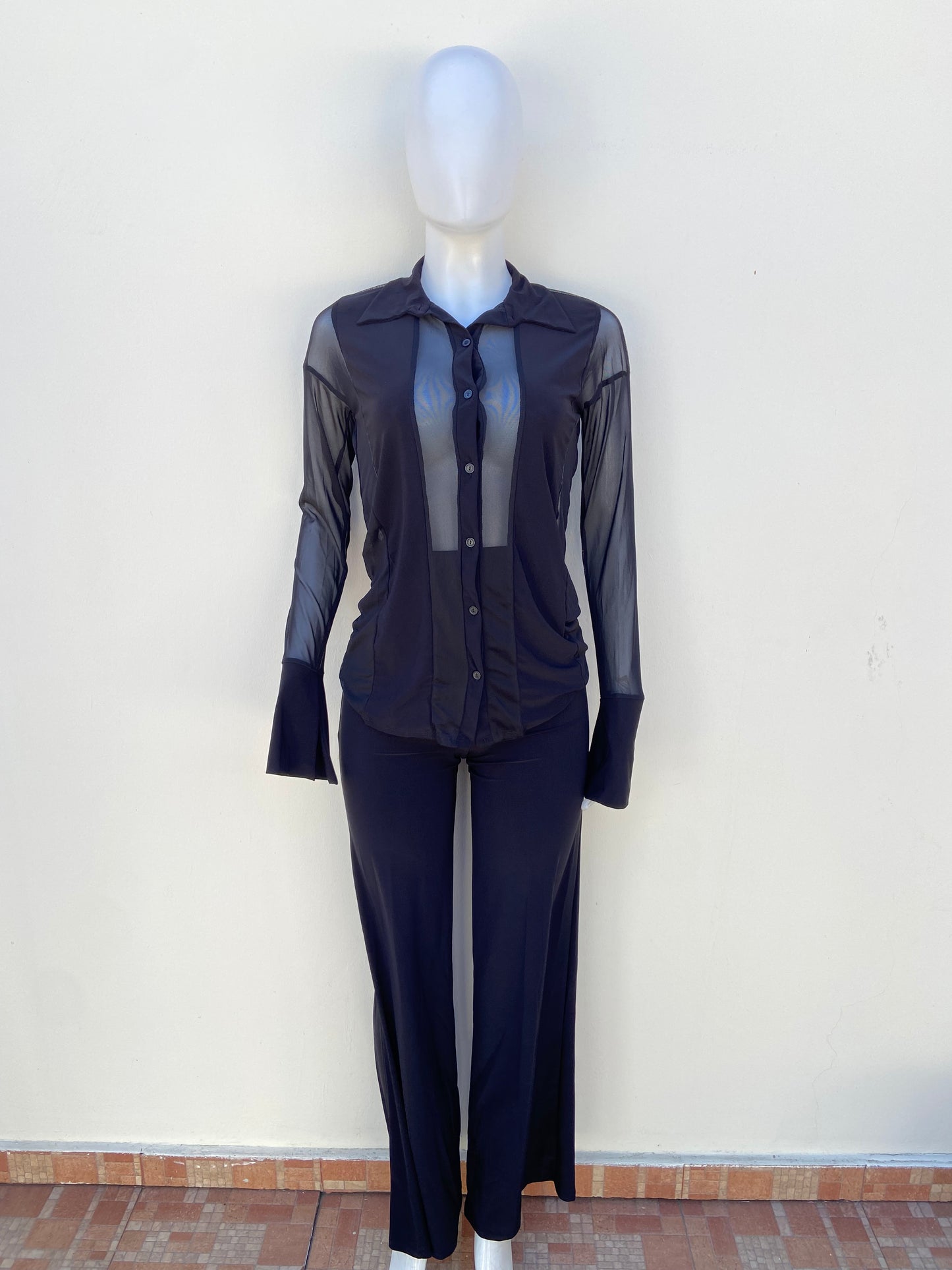 Conjunto, negr de camisa y pantalon transparente, manga larga.