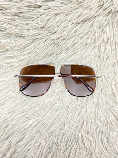 Lentes GUESS original, diseñados con protección UV 100-400 para proteger tu visión. Marrón con montura en animal print y micas marrones.