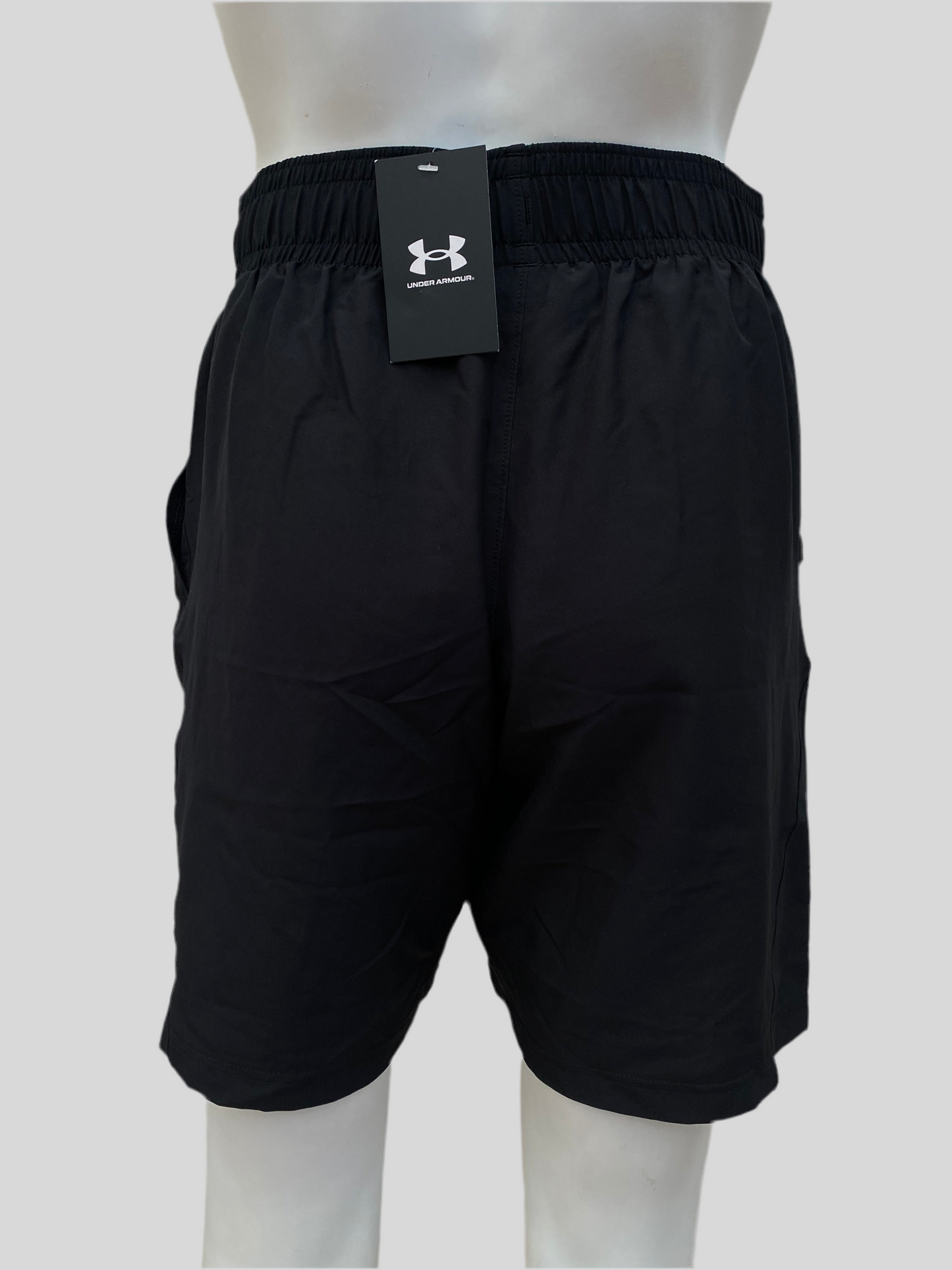 Bermuda Deportiva Under Armour original negra con estampado de la marca en blanco.