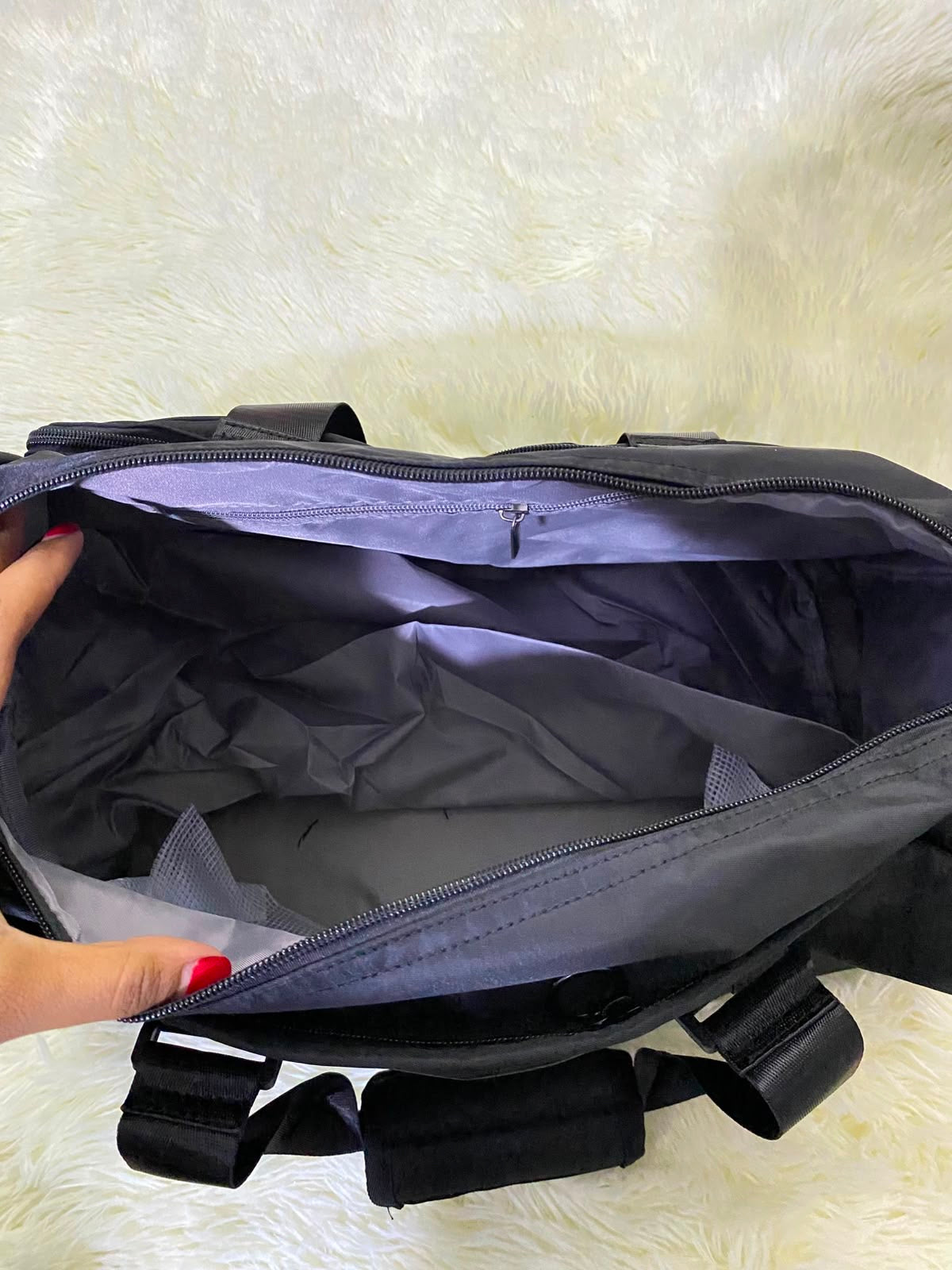 Bulto de viaje o gimnasio, negro con varios compartimentos y lazo adicional