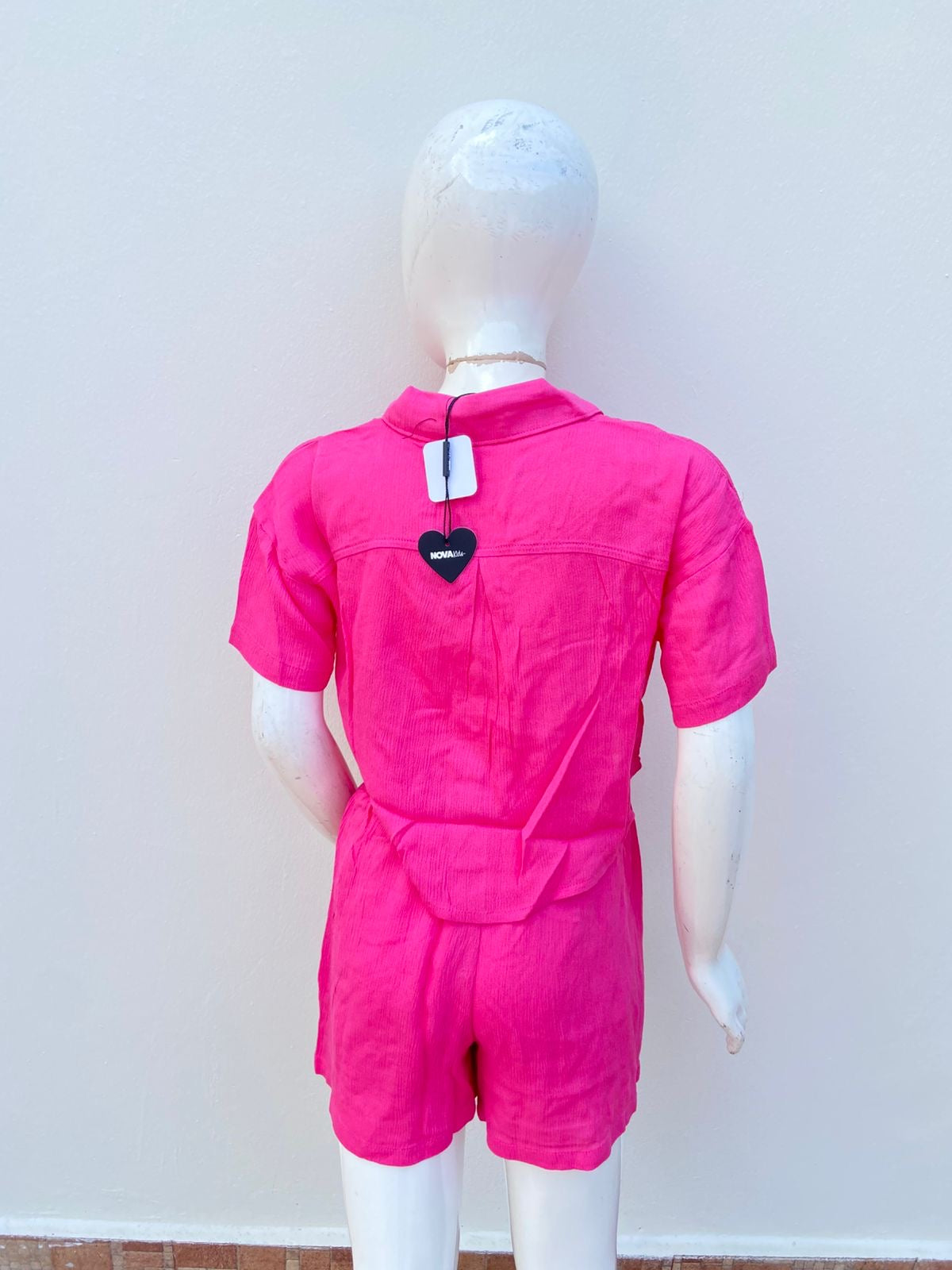 Conjunto para niñas, rosado fucsia, de short y camisa.