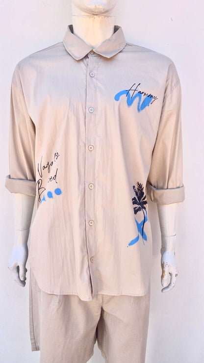 Camisa, algodón, en color crema con diseños azules y letras negras