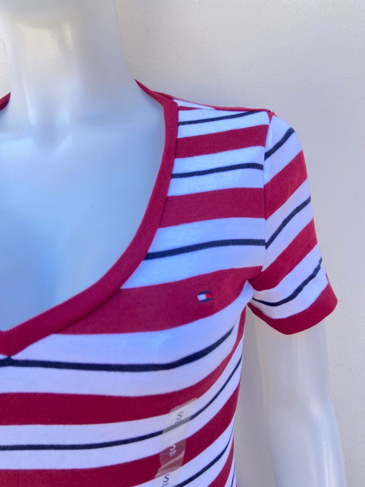 T-shirt Tommy Hilfiger original rojo vino com rayas en color blanco y cuello V.