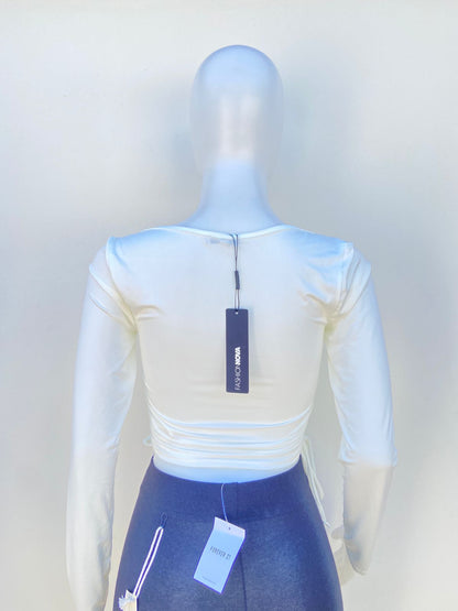 Top blanco manga larga con diseño ajustable en él centro y en los lados.
