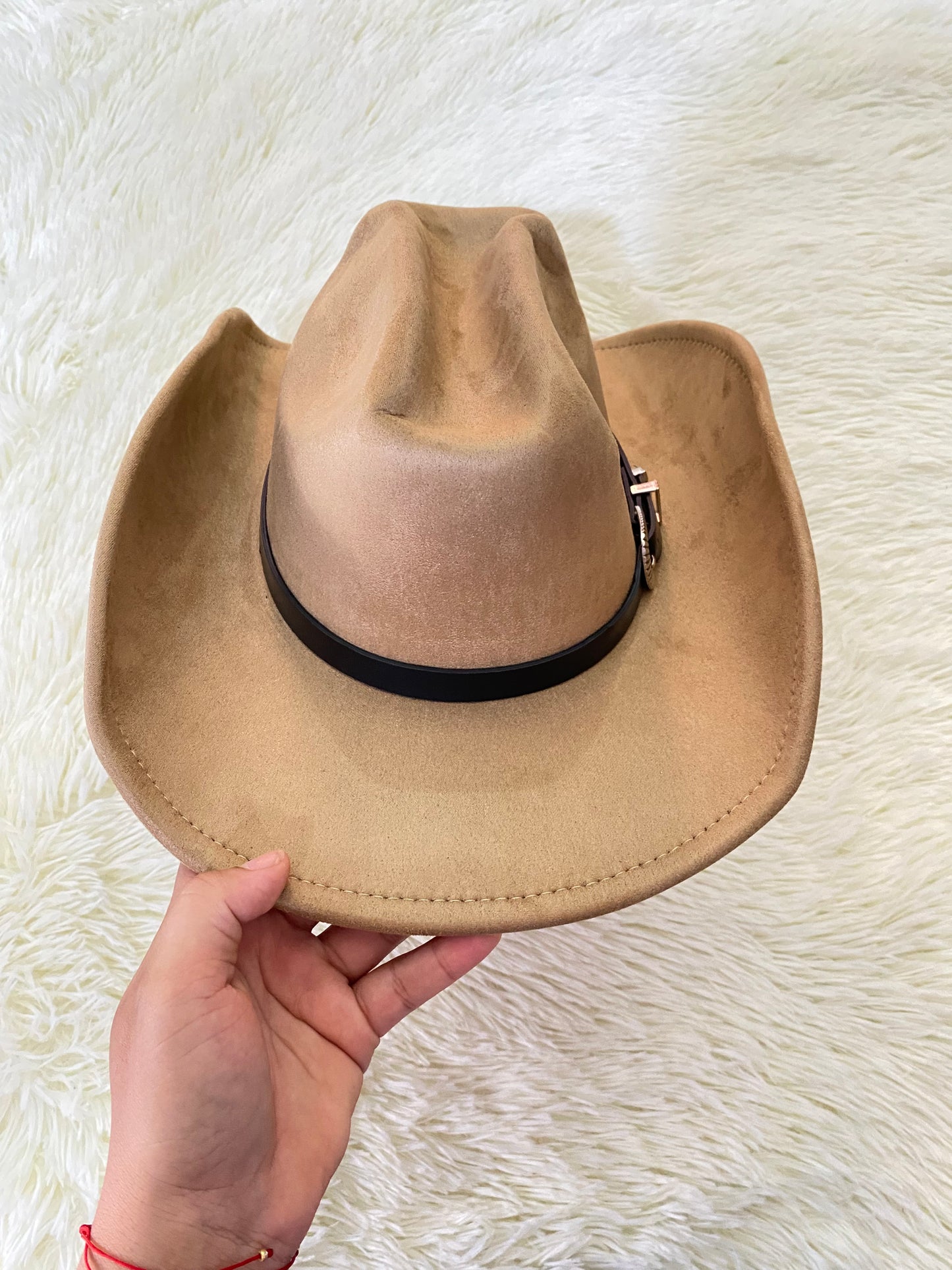 Sombrero crema/beige con correa negra con detalles plateados.