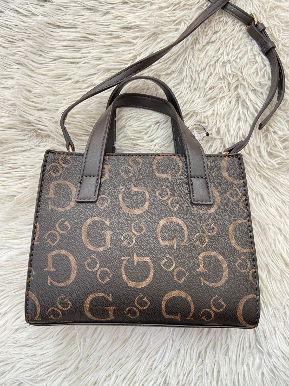 Cartera GUESS original Cartera GUESS – Estilo Iconic Mini Tote ✨

✔ Diseño con el clásico logo G en tono dorado
✔ Correa ajustable + asas dobles par