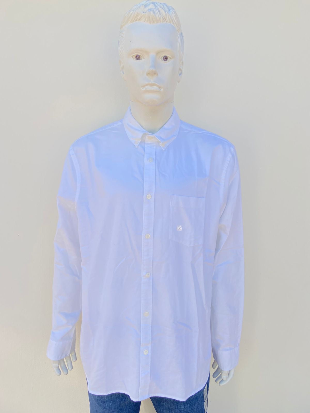 Camisa EXPRESS Original, manga larga en color blanca losa con bolsillos al frente.